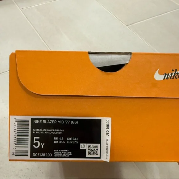 Nike White and Black Sneakers - Picture 2 of 3